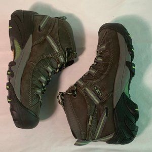 Keen waterproof hiking boots, size 8